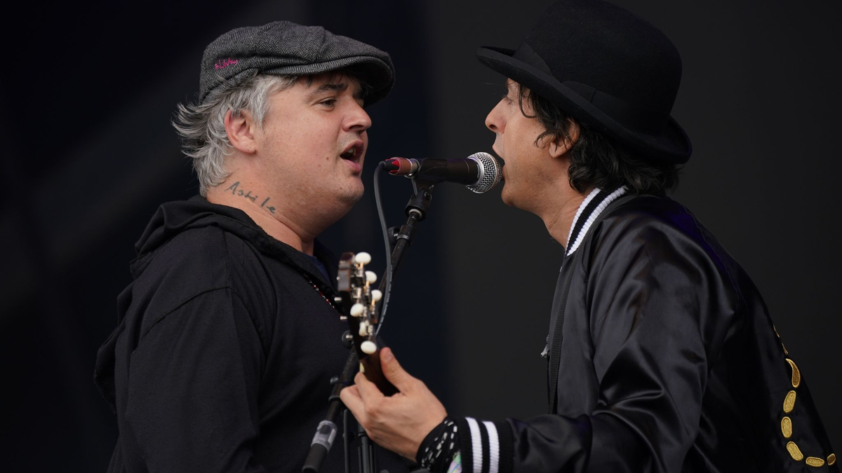 Pete Doherty (l) und Carl Barrat von den Libertines beim Glastonbury Festival 2022. - Foto: Yui Mok/PA Wire/dpa