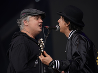 Pete Doherty (l) und Carl Barrat von den Libertines beim Glastonbury Festival 2022. - Foto: Yui Mok/PA Wire/dpa