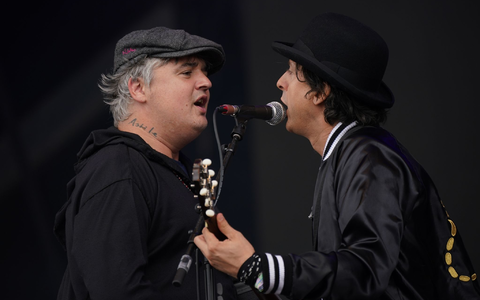Pete Doherty (l) und Carl Barrat von den Libertines beim Glastonbury Festival 2022. - Foto: Yui Mok/PA Wire/dpa Pete Doherty (l) und Carl Barrat von den Libertines beim Glastonbury Festival 2022. - Foto: Yui Mok/PA Wire/dpa
