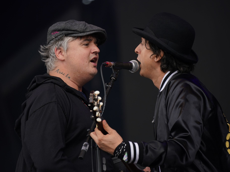 Pete Doherty (l) und Carl Barrat von den Libertines beim Glastonbury Festival 2022. - Foto: Yui Mok/PA Wire/dpa