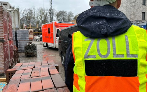 HZA-MS: Zoll trifft sieben illegal Beschäftigte bei der Prüfung von zwei Baustellen im Münsterland an / Zöllner übernehmen Erstversorgung eines verletzten Arbeiters - Foto: presseportal.de
