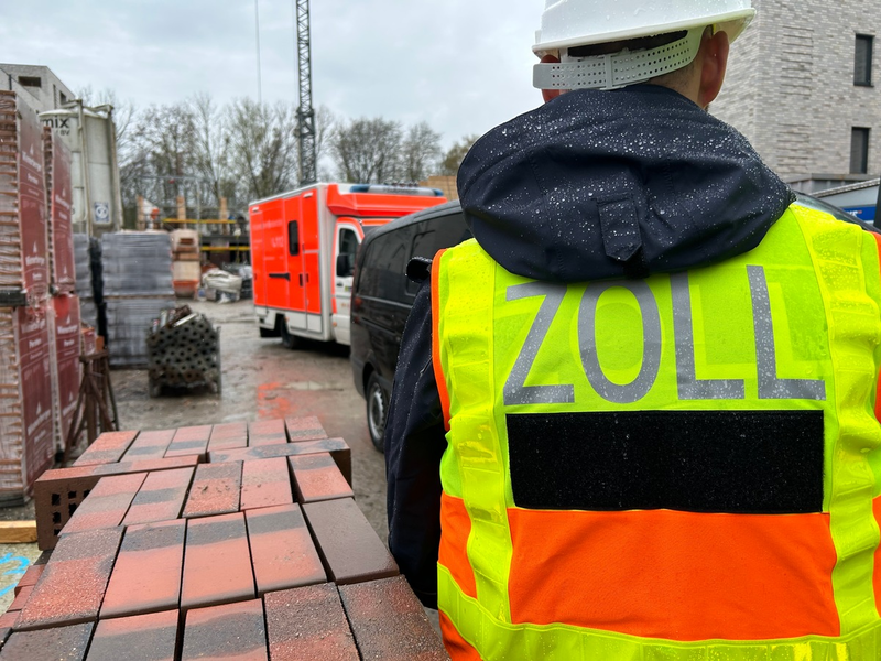 HZA-MS: Zoll trifft sieben illegal Beschäftigte bei der Prüfung von zwei Baustellen im Münsterland an / Zöllner übernehmen Erstversorgung eines verletzten Arbeiters - Foto: presseportal.de