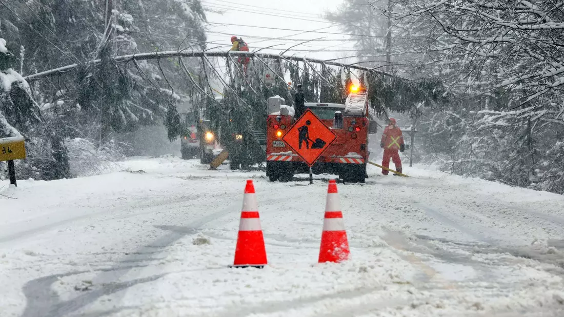 Ein Teil der Route 9 zwischen Falmouth und Cumberland in Maine ist nach heftigem Schneefall gesperrt. - Bild: Ben McCanna/Portland Press Herald via AP/dpa