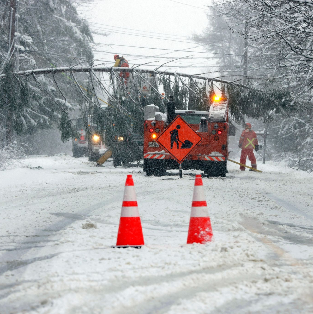 Ein Teil der Route 9 zwischen Falmouth und Cumberland in Maine ist nach heftigem Schneefall gesperrt. - Foto: Ben McCanna/Portland Press Herald via AP/dpa