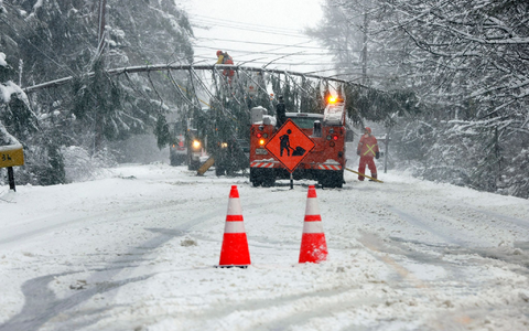 Ein Teil der Route 9 zwischen Falmouth und Cumberland in Maine ist nach heftigem Schneefall gesperrt. - Foto: Ben McCanna/Portland Press Herald via AP/dpa Ein Teil der Route 9 zwischen Falmouth und Cumberland in Maine ist nach heftigem Schneefall gesperrt. - Foto: Ben McCanna/Portland Press Herald via AP/dpa