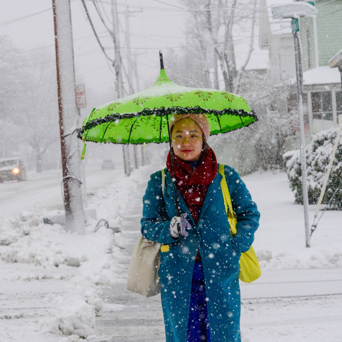 Eine Frau schützt sich in Bellows Falls in Vermont mit einem Schirm vor den Schneeflocken. - Foto: Kristopher Radder/The Brattleboro Reformer/AP/dpa