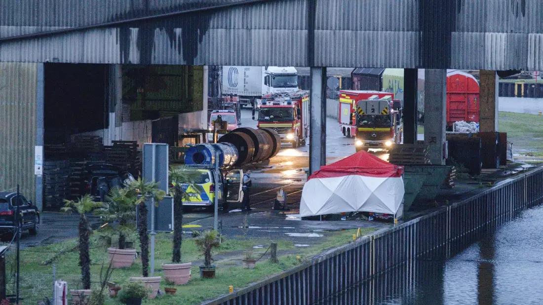 Im Dortmunder Hafen sicherte die Kriminalpolizei in einem Tatort-Schutzzelt Spuren. - Bild: Wickern/news4 Video-Line TV/dpa