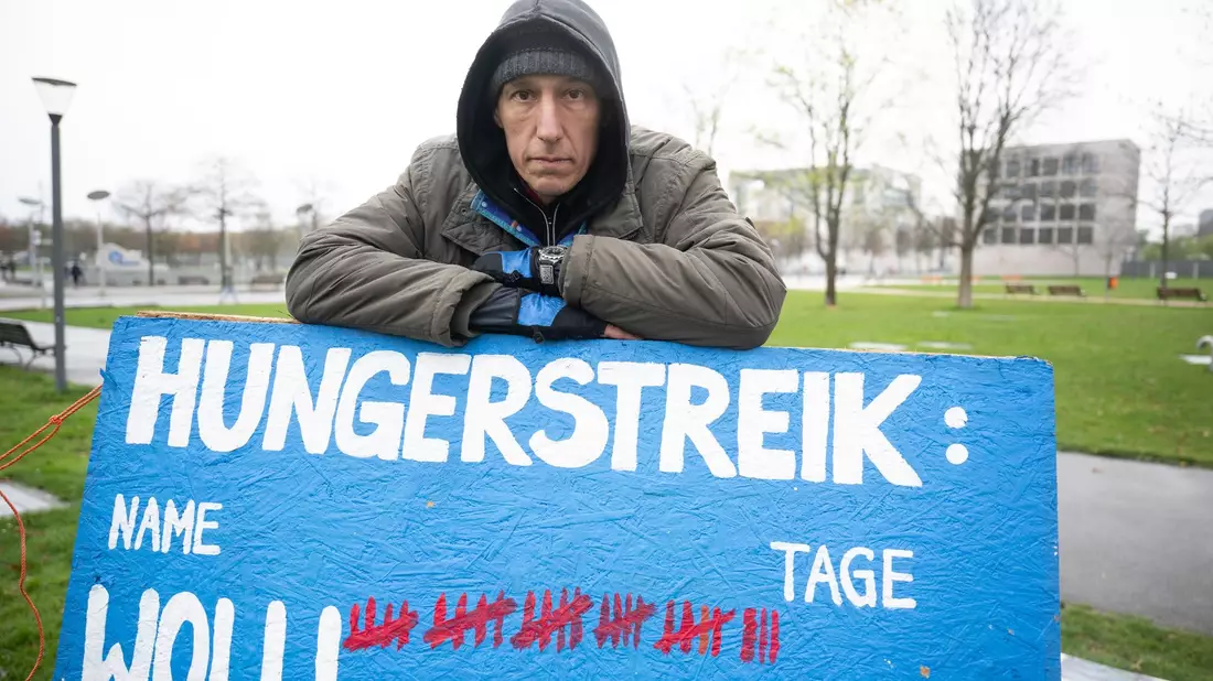 Aktivist Wolfgang Metzeler-Kick befindet sich seit dem 7. März im Hungerstreik. - Bild: Sebastian Gollnow/dpa