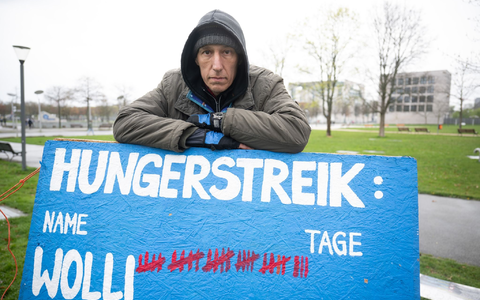 Aktivist Wolfgang Metzeler-Kick befindet sich seit dem 7. März im Hungerstreik. - Foto: Sebastian Gollnow/dpa Aktivist Wolfgang Metzeler-Kick befindet sich seit dem 7. März im Hungerstreik. - Foto: Sebastian Gollnow/dpa