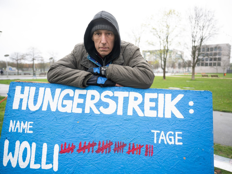 Aktivist Wolfgang Metzeler-Kick befindet sich seit dem 7. MĂ€rz im Hungerstreik. - Foto: Sebastian Gollnow/dpa