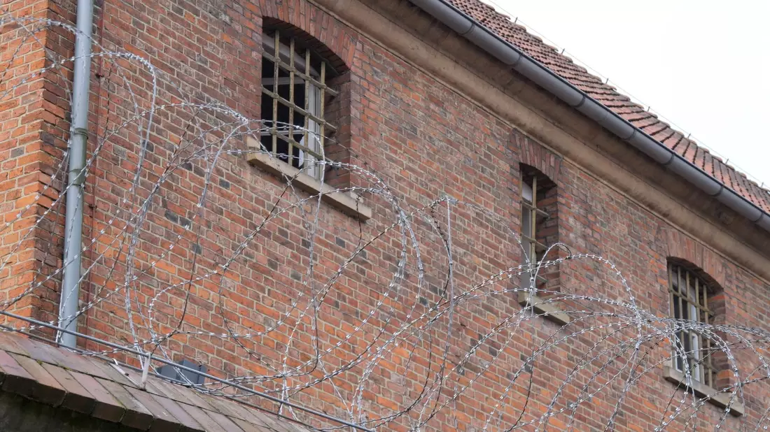 Daniela Klette sitzt in Untersuchungshaft im Frauengefängnis Vechta in Niedersachsen. - Bild: Jörn Hüneke/dpa