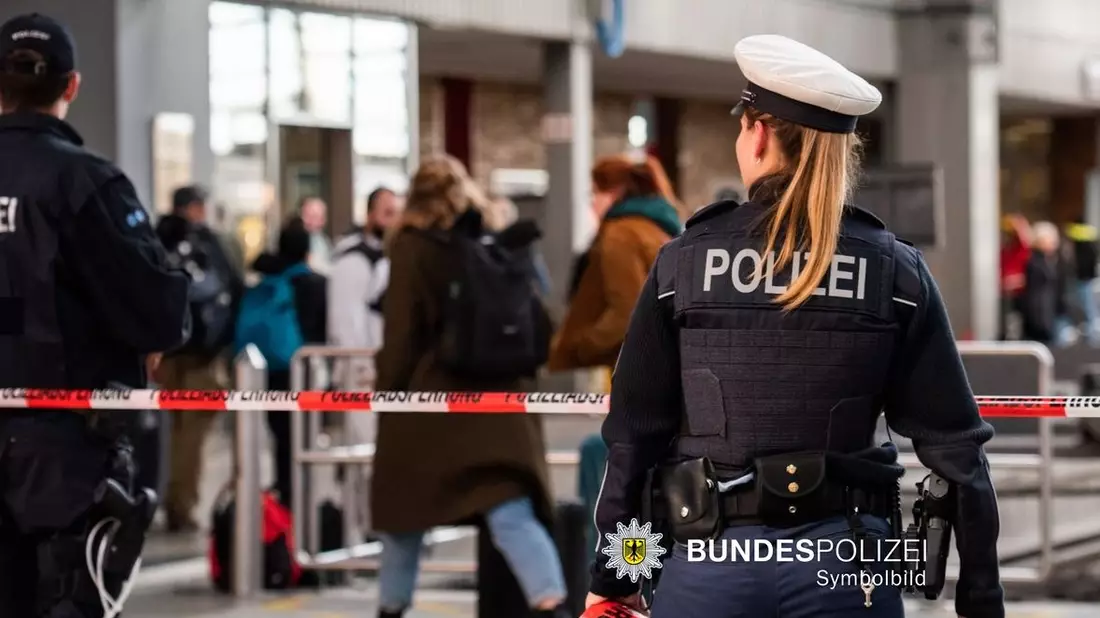 Bundespolizeidirektion München: Spezialdienste kontrollieren abgestellten Koffer / Bundespolizei-Einsatz während Medienpräsentation des neuen Railjets - Bild: presseportal.de