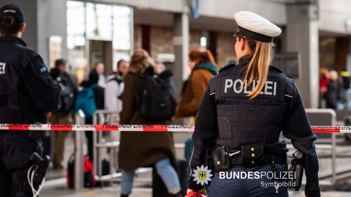 Bundespolizeidirektion München: Spezialdienste kontrollieren abgestellten Koffer / Bundespolizei-Einsatz während Medienpräsentation des neuen Railjets - Foto: presseportal.de