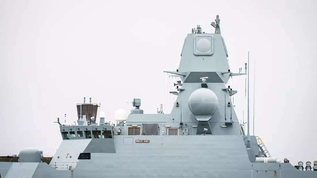 Eine Rakete auf einem Militärschiff in Dänemark hat zu Sperrungen im Luft- und Seeverkehr geführt. - Bild: Emil Nicolai Helms/Ritzau Scanpix Foto/AP/dpa