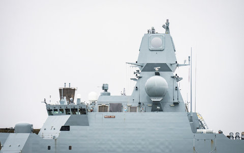Eine Rakete auf einem Militärschiff in Dänemark hat zu Sperrungen im Luft- und Seeverkehr geführt. - Foto: Emil Nicolai Helms/Ritzau Scanpix Foto/AP/dpa