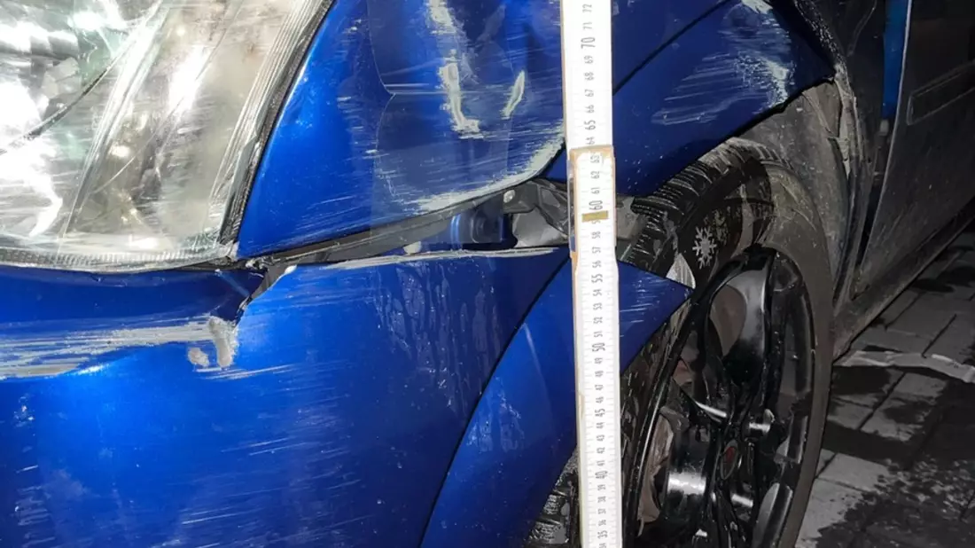 POL-SU: Verkehrsunfallflucht nach mutmaßlichem Rennen auf Supermarktparkplatz - Bild: presseportal.de