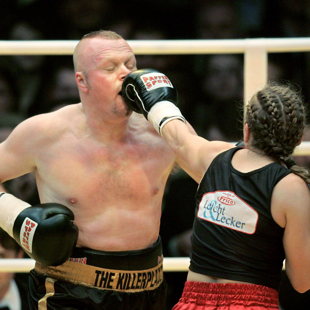 Da werden Erinnerungen wach: Stefan Raab und Regina Halmich haben schon zweimal gegeneinander geboxt (Archivfoto). - Foto: Rolf Vennenbernd/dpa