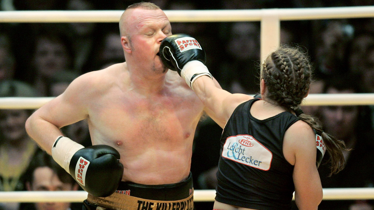 Die ehemalige Boxweltmeisterin Regina Halmich und Fernsehmoderator Stefan Raab 2007 in der ausverkauften Kölnarena. - Foto: Rolf Vennenbernd/dpa