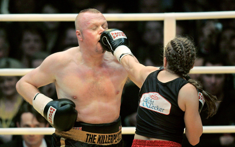 Die ehemalige Boxweltmeisterin Regina Halmich und Fernsehmoderator Stefan Raab beim Fight 2007. - Foto: Rolf Vennenbernd/dpa