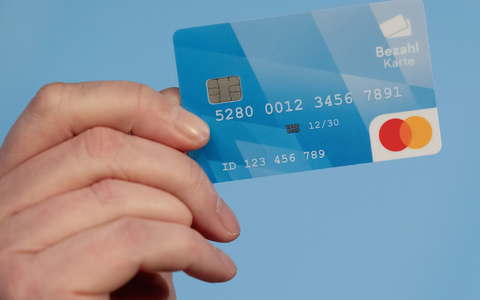 Die Bezahlkarte für Asylbewerber soll unter anderem Geldzahlungen an Schleuser zu unterbinden. - Foto: Sven Hoppe/dpa