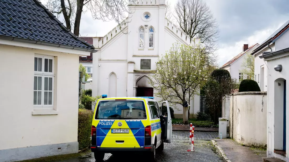 Der Staatsschutz ermittelt, nachdem ein Brandsatz auf eine Synagoge in Oldenburg geworfen wurde. - Bild: Hauke-Christian Dittrich/dpa