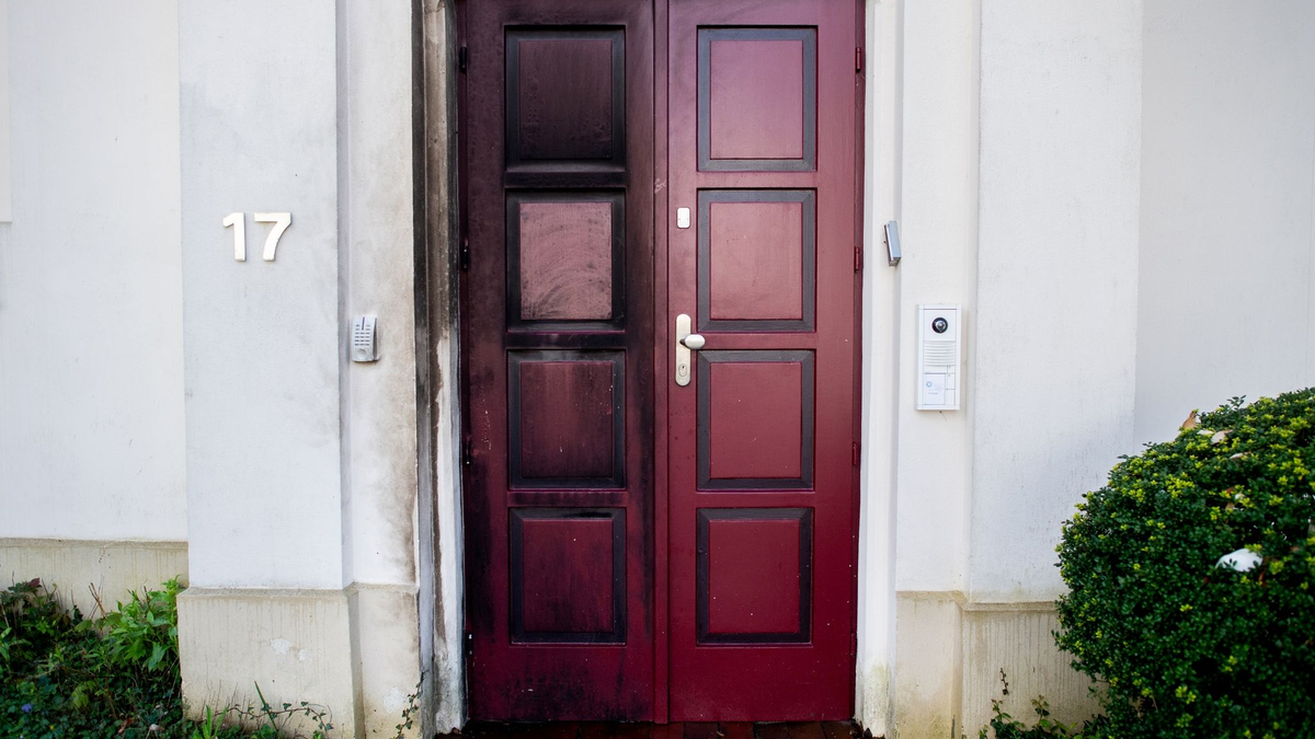 Der Staatsschutz ermittelt, nachdem ein Brandsatz auf eine Synagoge in Oldenburg geworfen wurde. - Foto: Hauke-Christian Dittrich/dpa