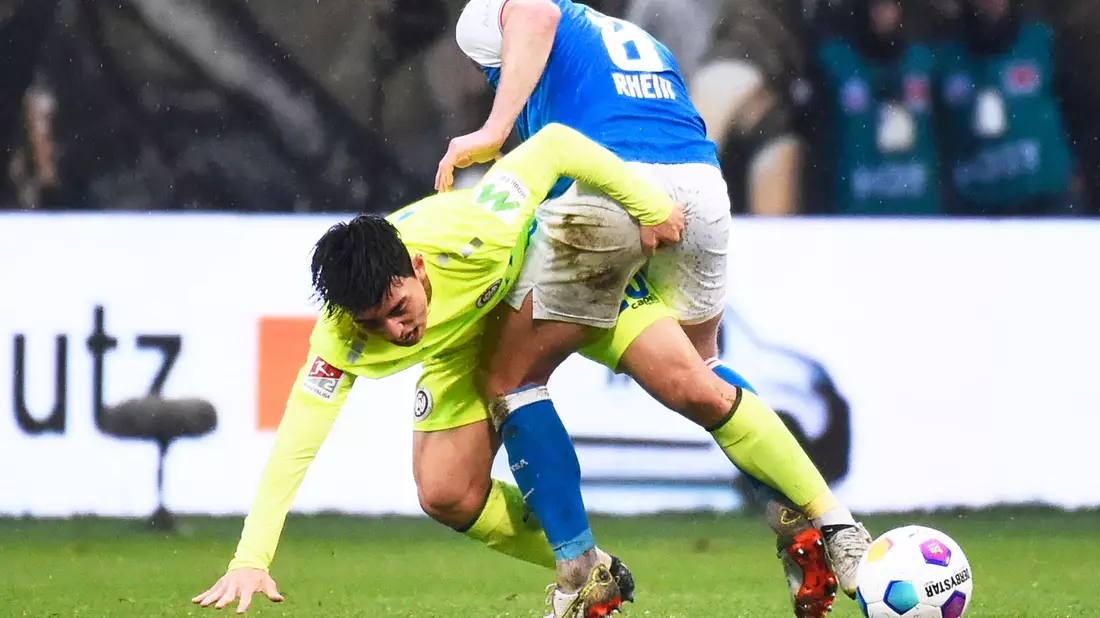 Hansa Rostock und Wehen Wiesbaden lieferten sich eine umkämpfte Partie im Ostseestadion. - Bild: Gregor Fischer/dpa
