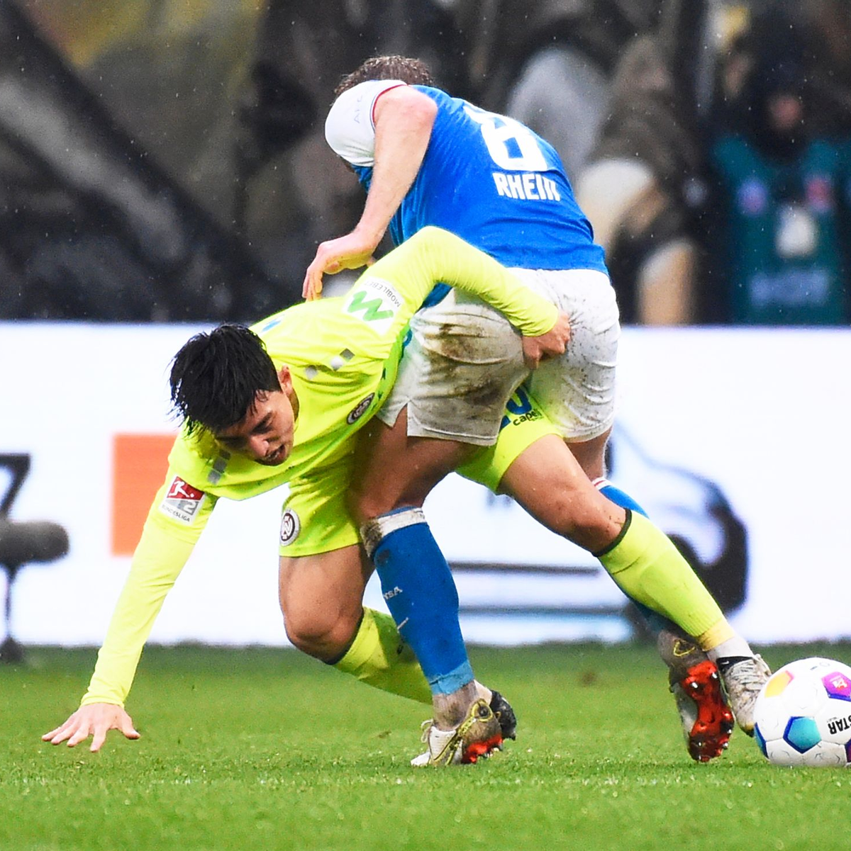 Hansa Rostock und Wehen Wiesbaden lieferten sich eine umkämpfte Partie im Ostseestadion. - Foto: Gregor Fischer/dpa