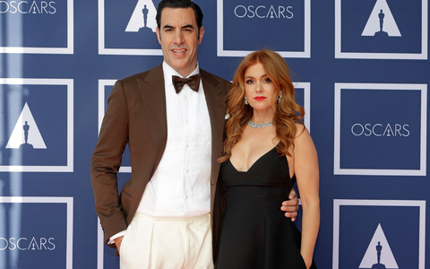 Sacha Baron Cohen und seine Frau Isla Fisher kommen zu einer Vorführung der Oscars in Sydney an. - Foto: Rick Rycroft/Pool AP/dpa