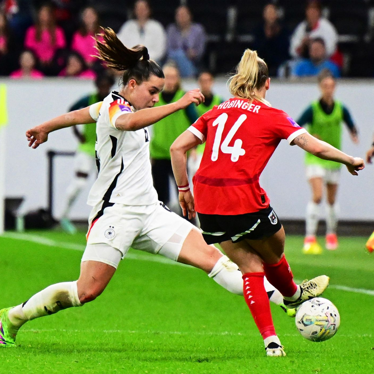 Die DFB-Frauen drehten eine umkämpfte Partie in Österreich. - Foto: Expa/Reinhard Eisenbauer/APA/dpa