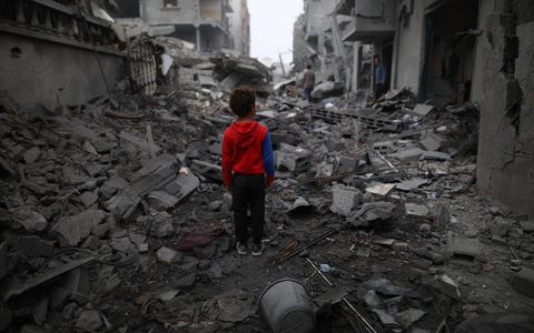 Trümmern im Geflüchtetenlager Maghazi: Joe Biden übt persönlich Druck aus, damit es zeitnah zur Freilassung israelischer Geiseln kommt. Außerdem ist eine sechswöchige Feuerpause in Aussicht. - Foto: Uncredited/XinHua/dpa