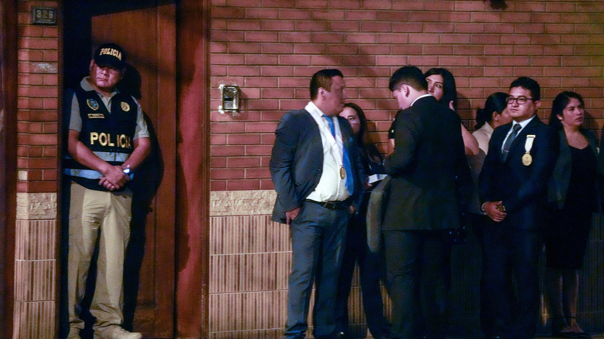 Polizisten und Staatsanwälte vor dem Haus der peruanischen Präsidentin Boluarte während einer Hausdurchsuchung, bei der Rolex-Uhren wegen mutmaßlicher illegaler Bereicherung beschlagnahmt werden. - Foto: Martin Mejia/AP/dpa