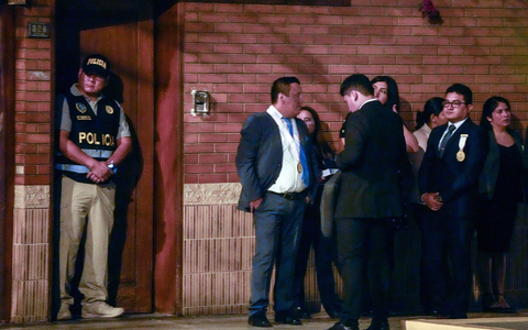 Polizisten und Staatsanwälte vor dem Haus der peruanischen Präsidentin Boluarte während einer Hausdurchsuchung, bei der Rolex-Uhren wegen mutmaßlicher illegaler Bereicherung beschlagnahmt werden. - Foto: Martin Mejia/AP/dpa