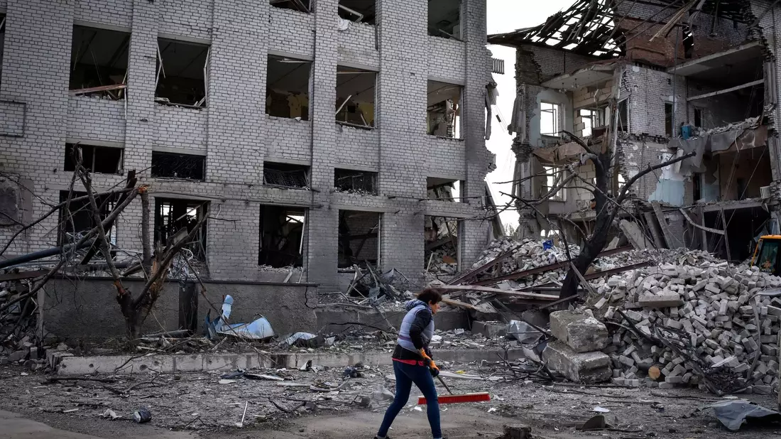 Beschädigte Gebäude in der Region Saporischschja, Ukraine. Durch russische Raketentreffer wurden nach Behördenangaben mindestens vier Menschen getötet. - Bild: Andriy Andriyenko/AP/dpa