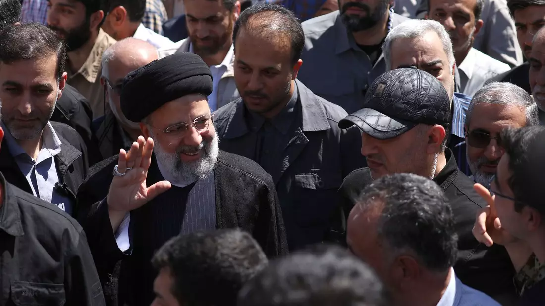 Ebrahim Raisi (M), Präsident des Iran, nimmt an einer Kundgebung zum Al-Kuds-Tag teil. Der vom Iran angekündigte Vergeltungsschlag hat Israel und die USA in höchste Alarmbereitschaft versetzt. - Bild: Uncredited/Iranian Presidency/dpa