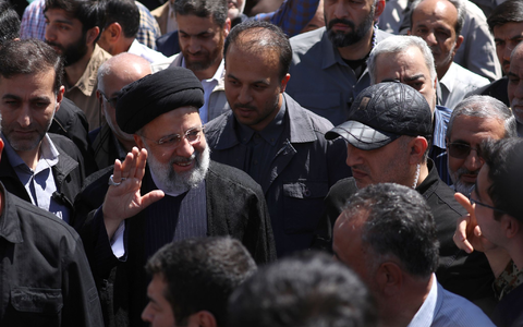Ebrahim Raisi (M), Präsident des Iran, nimmt an einer Kundgebung zum Al-Kuds-Tag teil. Der vom Iran angekündigte Vergeltungsschlag hat Israel und die USA in höchste Alarmbereitschaft versetzt. - Foto: Uncredited/Iranian Presidency/dpa