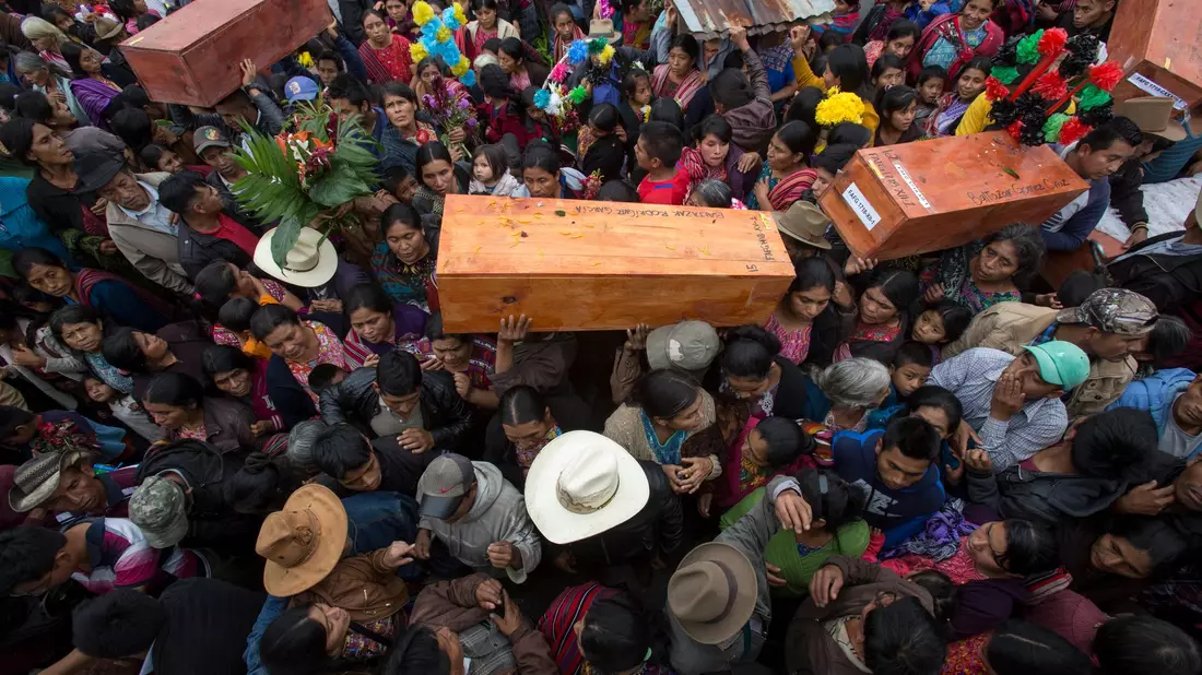 Guatemala: Menschen tragen in Santa Avelina Särge mit den Überresten von indigenen Bürgerkriegsopfern. Der Ex-Militärchef in Guatemala steht erneut vor Gericht. - Bild: Luis Soto/dpa
