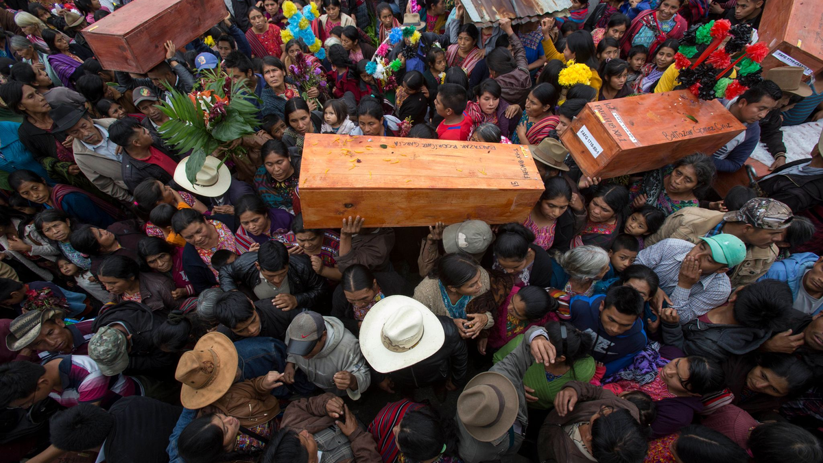 Guatemala: Menschen tragen in Santa Avelina Särge mit den Überresten von indigenen Bürgerkriegsopfern. Der Ex-Militärchef in Guatemala steht erneut vor Gericht. - Foto: Luis Soto/dpa