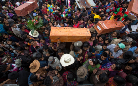 Guatemala: Menschen tragen in Santa Avelina SĂ€rge mit den Ăberresten von indigenen BĂŒrgerkriegsopfern. Der Ex-MilitĂ€rchef in Guatemala steht erneut vor Gericht. - Foto: Luis Soto/dpa Guatemala: Menschen tragen in Santa Avelina SĂ€rge mit den Ăberresten von indigenen BĂŒrgerkriegsopfern. Der Ex-MilitĂ€rchef in Guatemala steht erneut vor Gericht. - Foto: Luis Soto/dpa