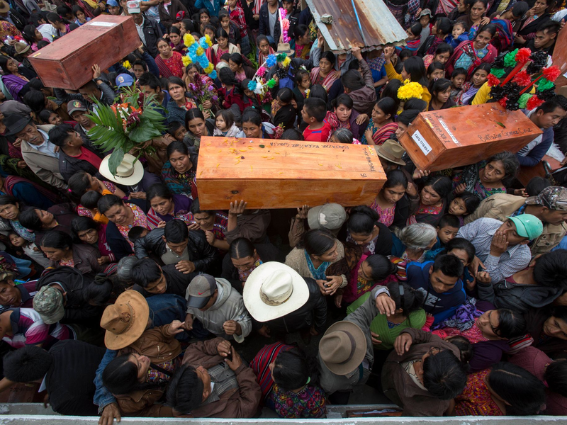 Guatemala: Menschen tragen in Santa Avelina Särge mit den Überresten von indigenen Bürgerkriegsopfern. Der Ex-Militärchef in Guatemala steht erneut vor Gericht. - Foto: Luis Soto/dpa