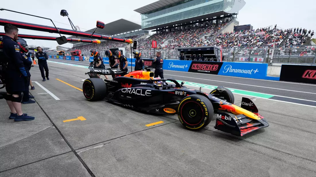 Red Bull-Pilot Max Verstappen wird beim Großen Preis von Japan von der Pole Position starten. - Bild: Hiro Komae/AP/dpa
