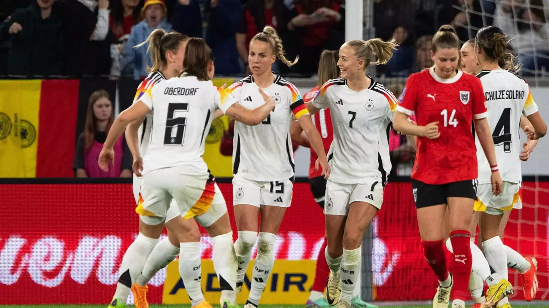 Die deutschen Spielerinnen feiern den 3:2-Sieg gegen Österreich. - Bild: Expa/Reinhard Eisenbauer/APA/dpa