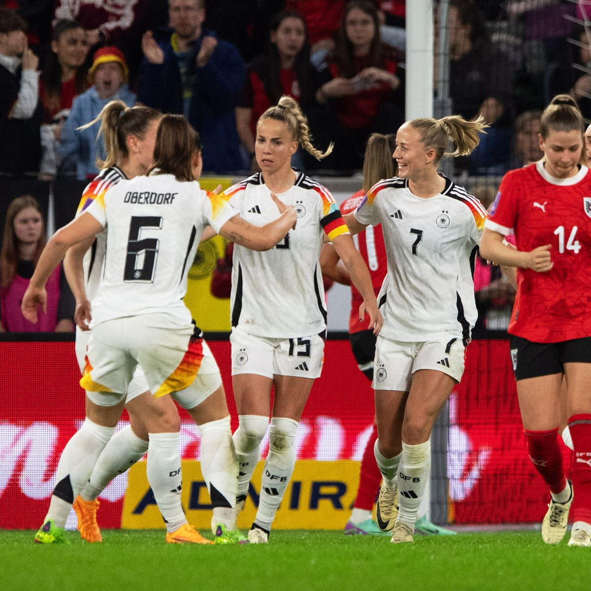 Die deutschen Spielerinnen feiern den 3:2-Sieg gegen Österreich. - Foto: Expa/Reinhard Eisenbauer/APA/dpa
