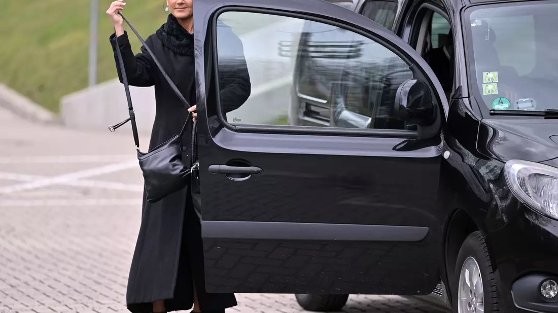 Sahra Wagenknecht (BSW) bezweifelt die Klimabilanz von Batterieautos «angesichts des gegenwärtigen Strommixes und des ungelösten Recyclingproblems». - Bild: Martin Schutt/dpa