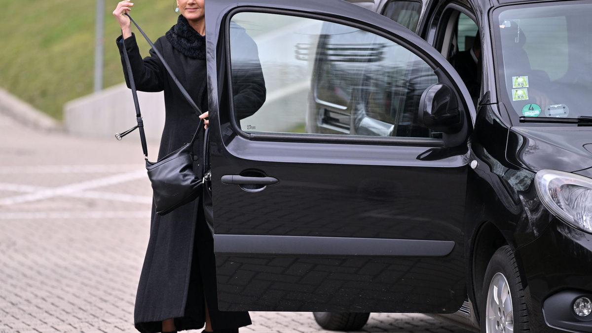 Sahra Wagenknecht (BSW) bezweifelt die Klimabilanz von Batterieautos «angesichts des gegenwärtigen Strommixes und des ungelösten Recyclingproblems». - Foto: Martin Schutt/dpa