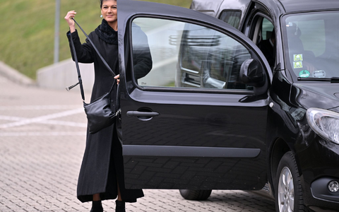 Sahra Wagenknecht (BSW) bezweifelt die Klimabilanz von Batterieautos «angesichts des gegenwärtigen Strommixes und des ungelösten Recyclingproblems». - Foto: Martin Schutt/dpa