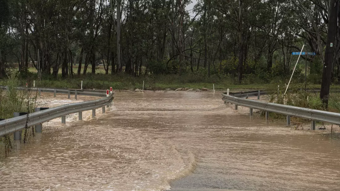 Eine Straße ist in Vineyard in Sydney nach Regenfällen überschwemmt. - Bild: Flavio Brancaleone/AAP/dpa