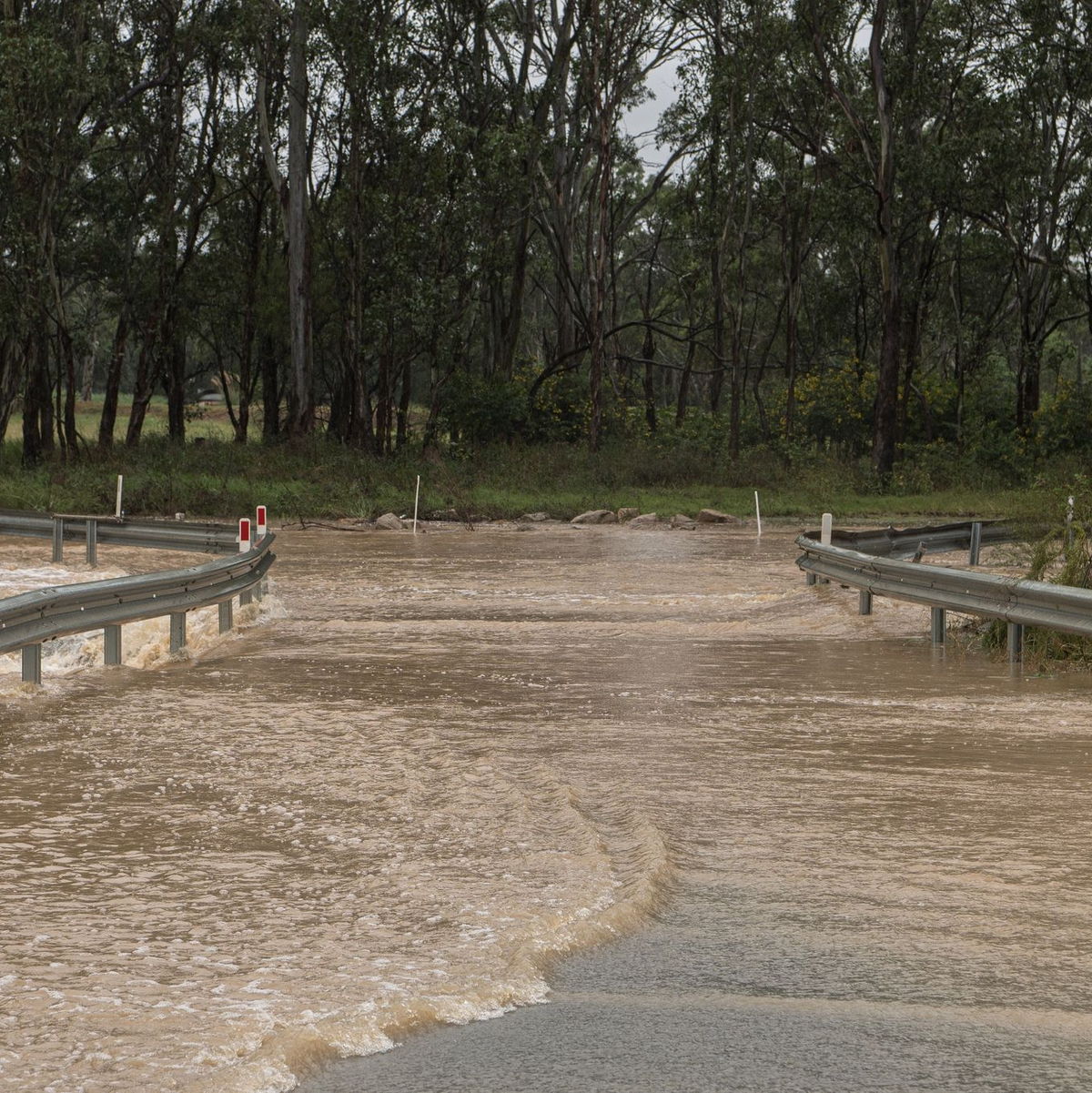 Eine Straße ist in Vineyard in Sydney nach Regenfällen überschwemmt. - Foto: Flavio Brancaleone/AAP/dpa
