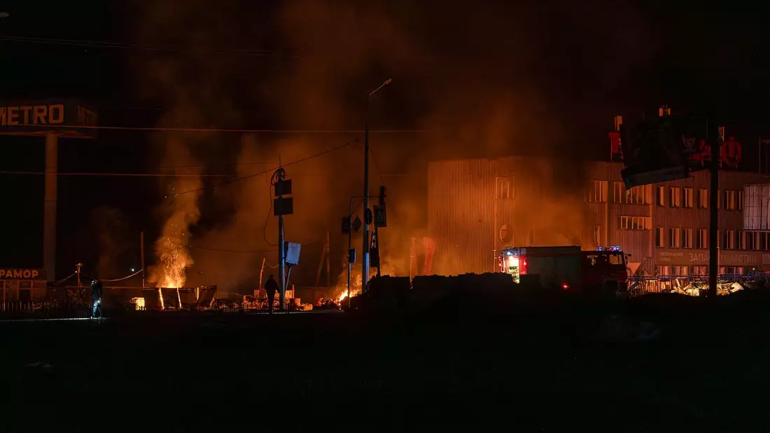 Rettungskräfte löschen das Feuer in Charkiw. - Bild: Alex Babenko/AP