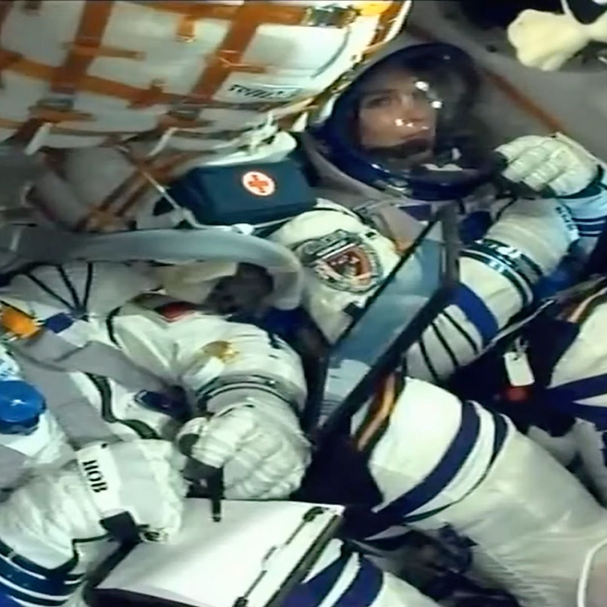 Oleg Nowizki und Marina Wassilewskaja - hier noch im Raumschiff - sind beide wieder auf der Erde zurück. - Foto: Uncredited/AP/dpa